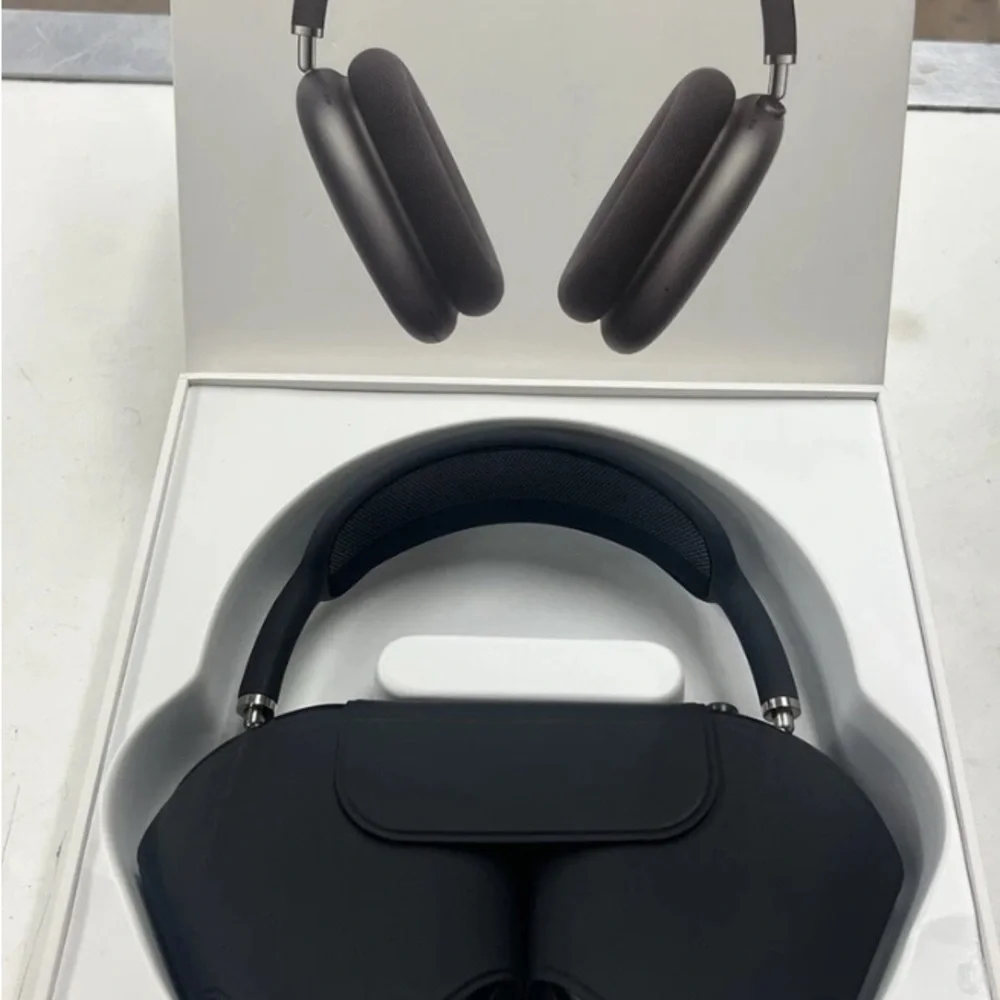 Apple Black VR Headset with Adjustable Straps and Cushioned Padding
